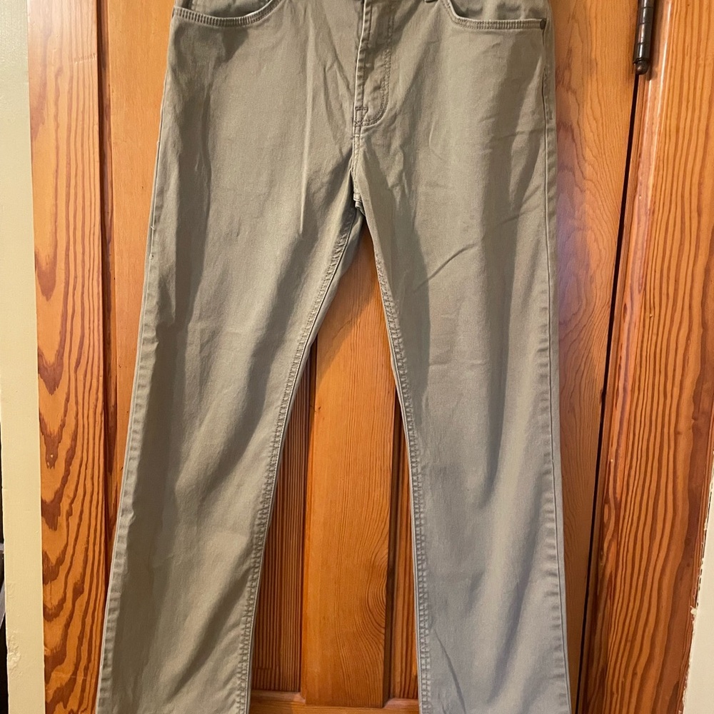 Wrangler Mens 32x30 tan slim straight fit